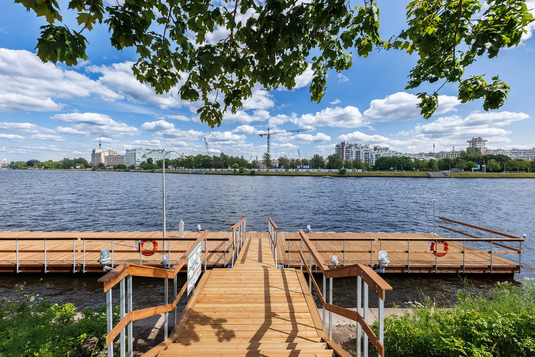 Собственный пирс Villa Marina и вода на слиянии Крестовки и Малой Невки