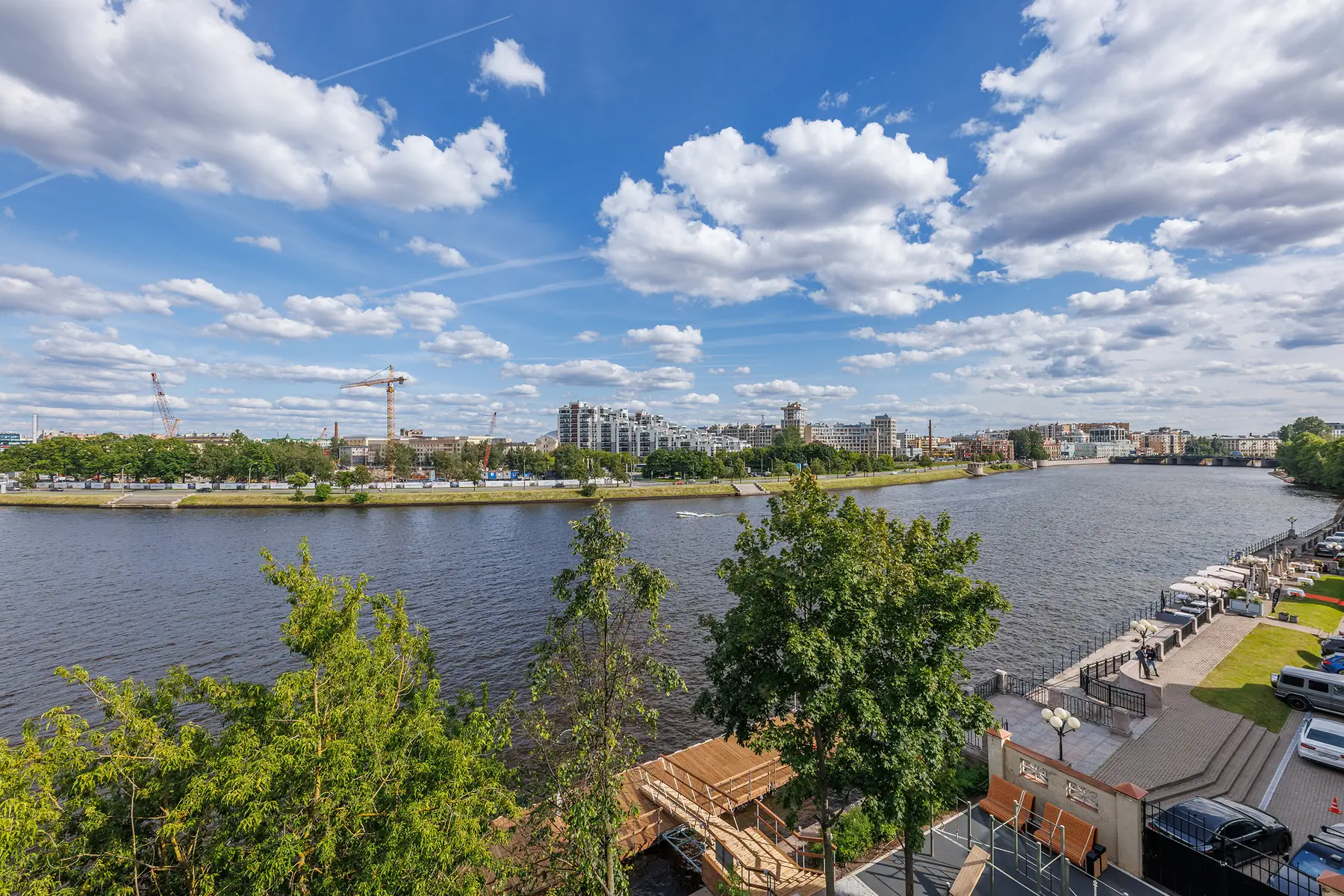 Панорама Малой Невки и зелени островов из резиденции Villa Marina