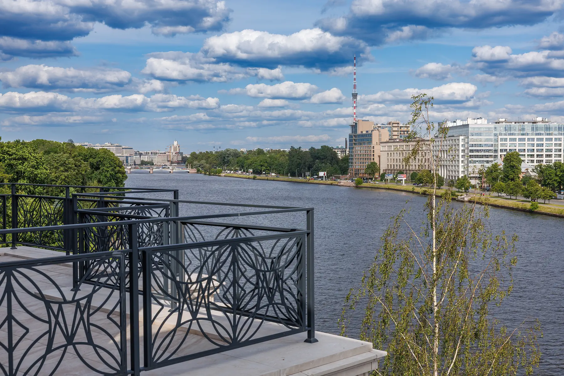 Кованое ограждение балкона резиденции Villa Marina и вид на реку