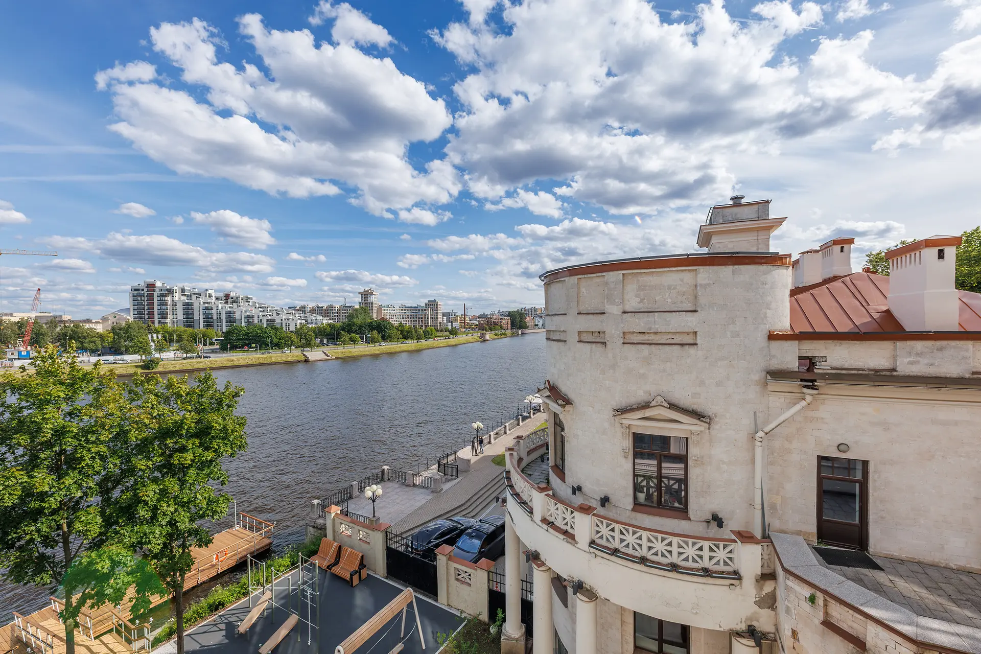 Место дома: слияние Крестовки и Малой Невки