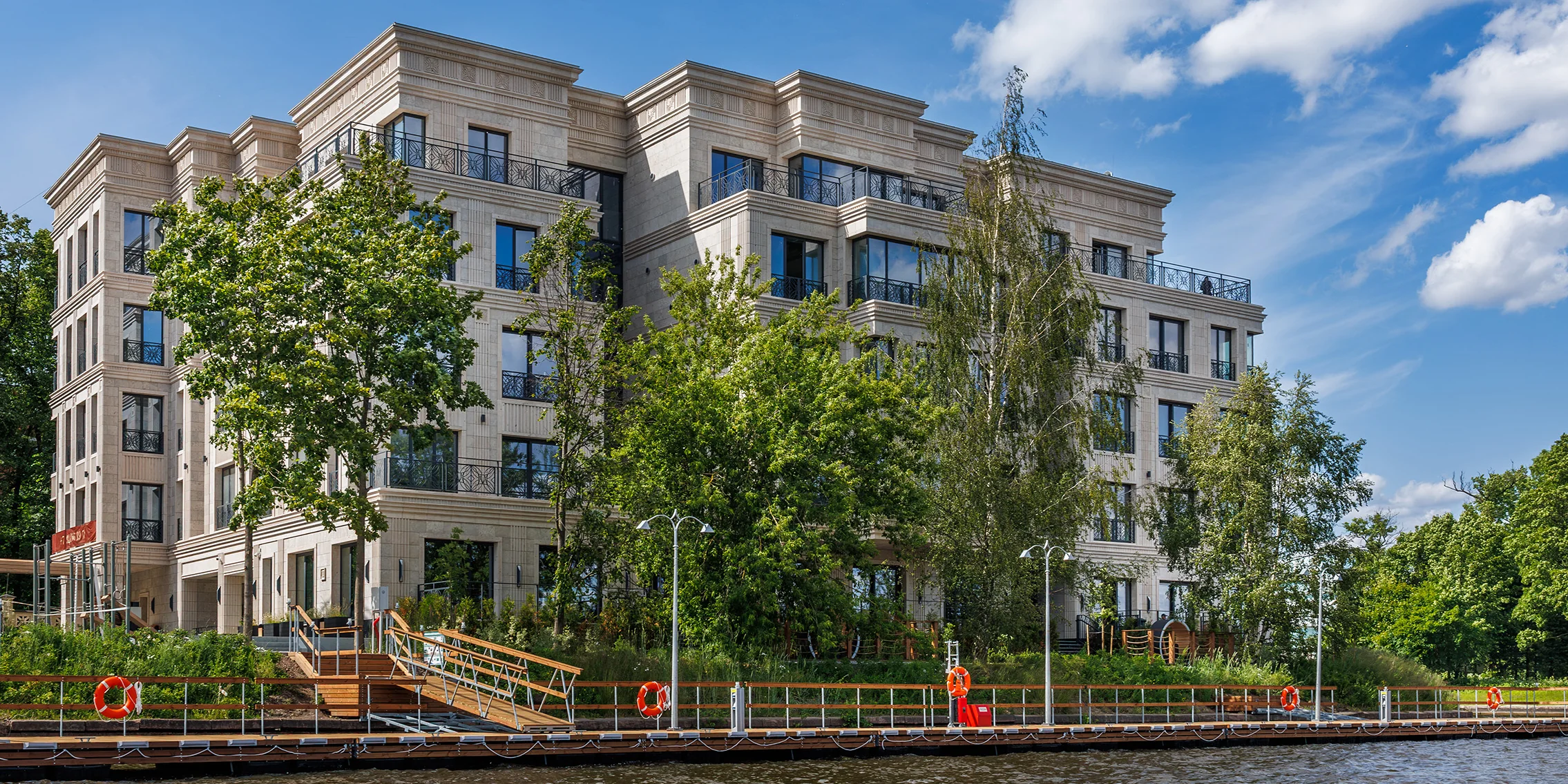 Villa Marina с воды: дом на слиянии Крестовки и Малой Невки